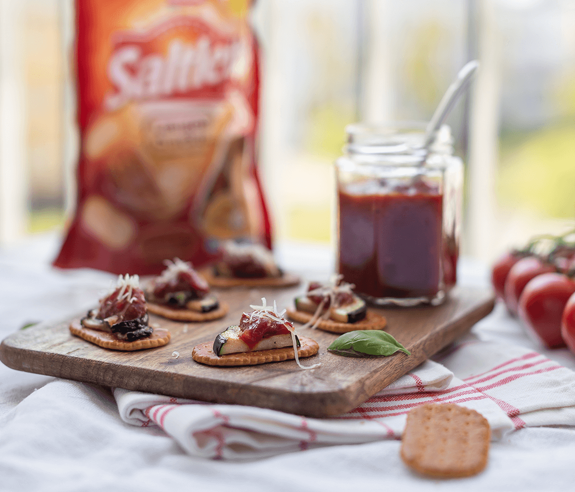 Tomaten-Chutney mit Laugencrackern