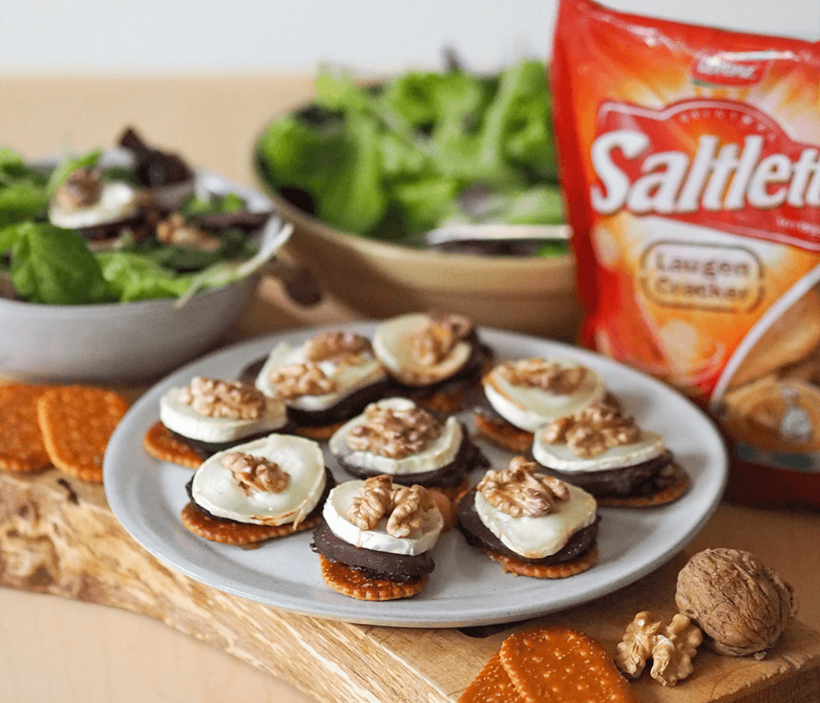 Laugencracker mit Ziegenkäse & roter Beete