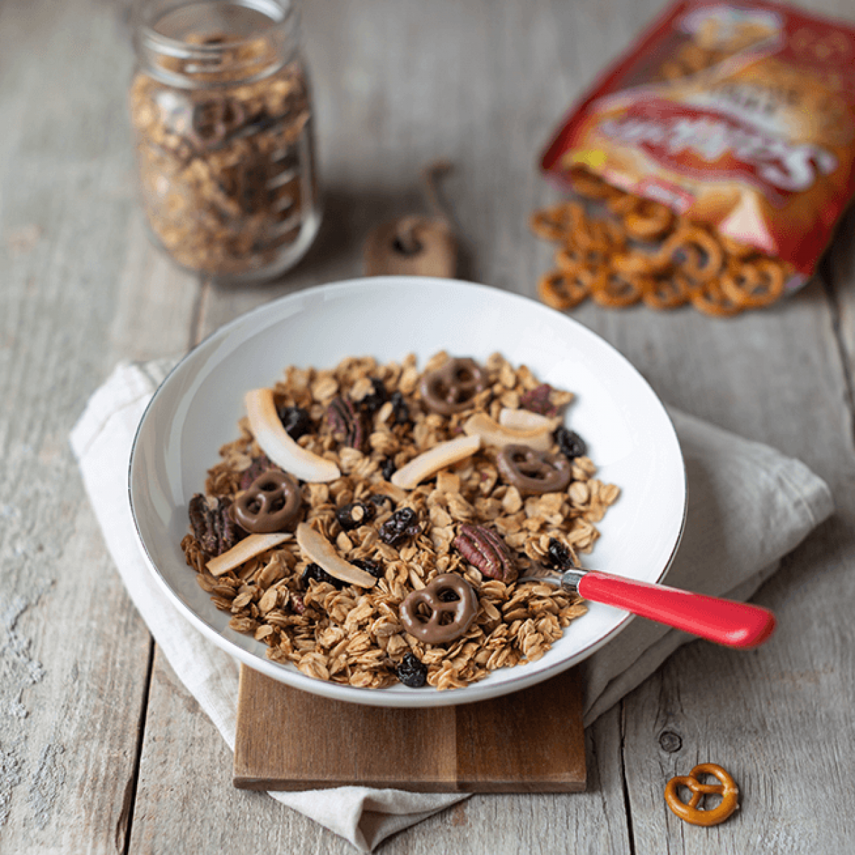 Kokos-Granola mit Mini-Salzbrezeln