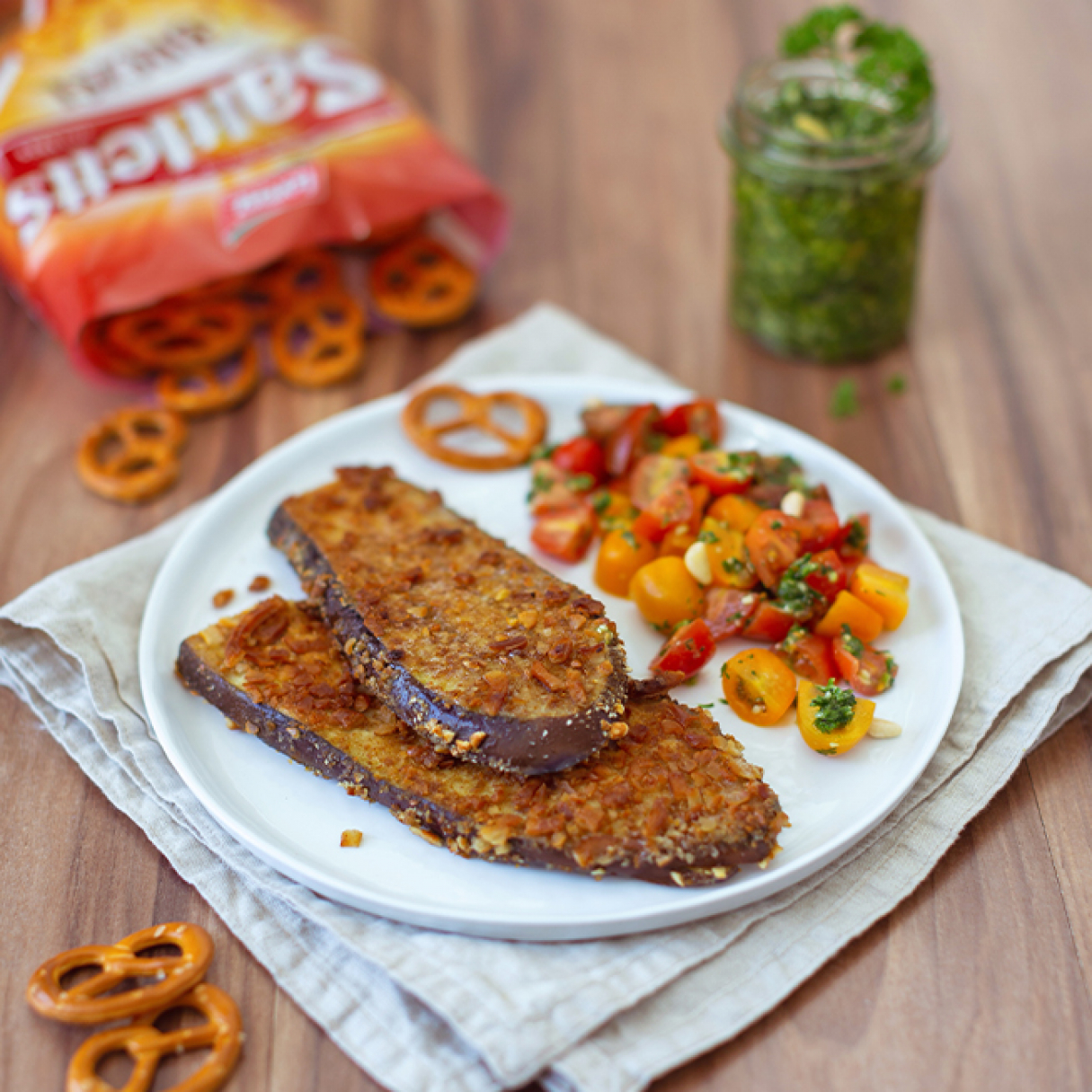 Auberginen-Schnitzel mit Brezel-Panade, Tomatensalat und Petersilienpesto