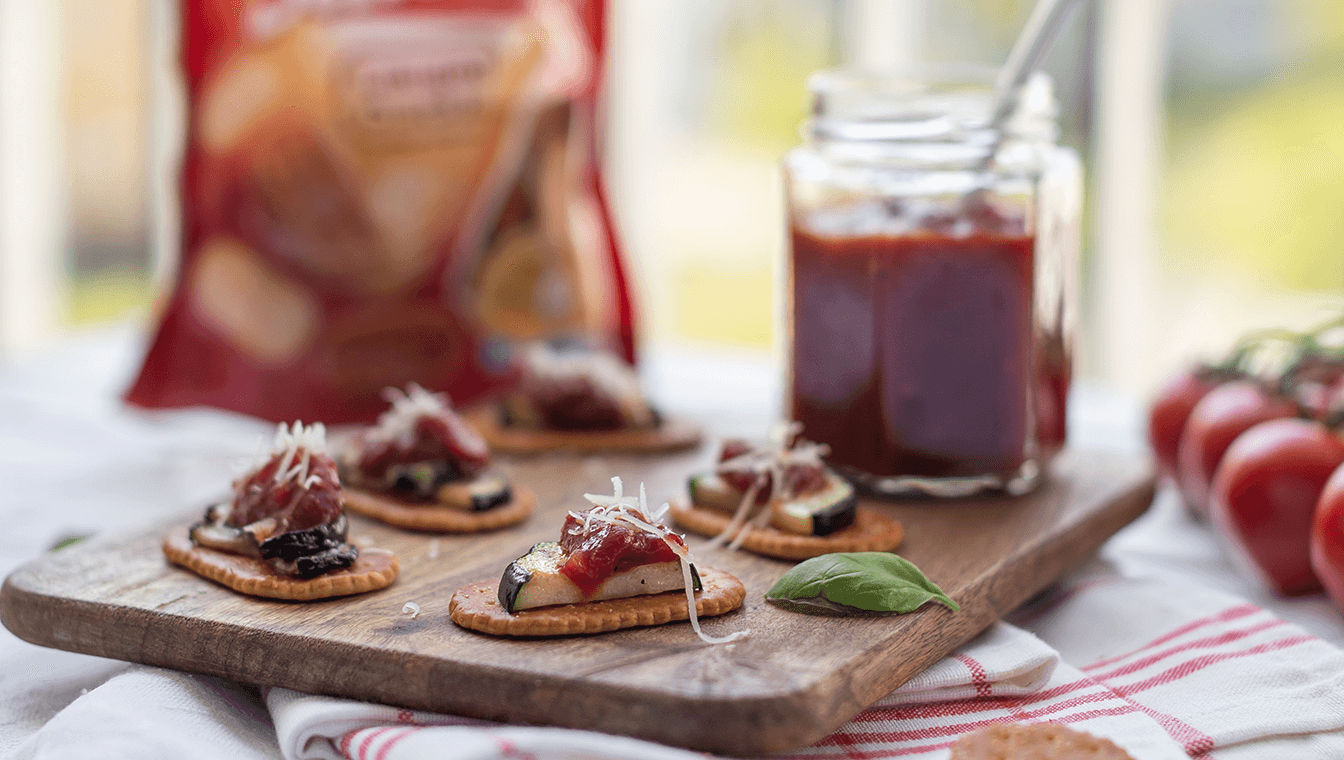 Tomaten-Chutney mit Laugencrackern