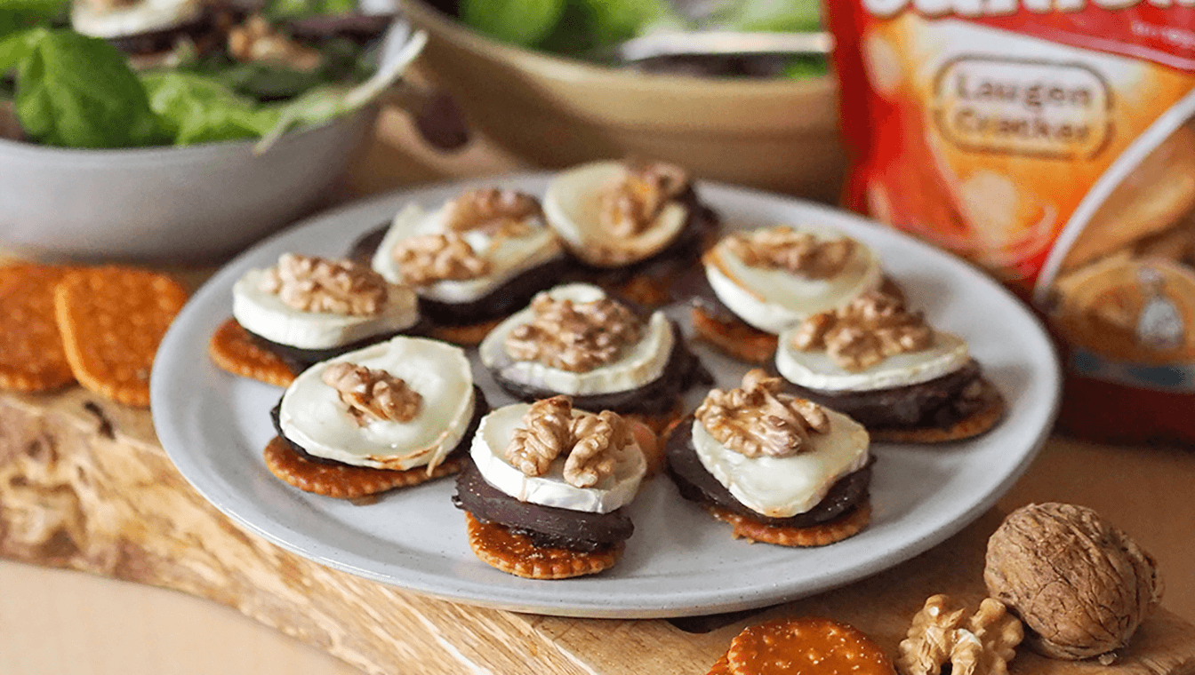 Laugencracker mit Ziegenkäse & roter Beete
