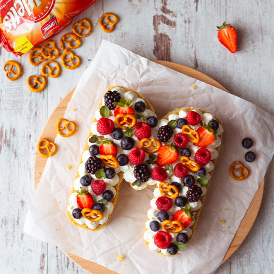 Letter Cake (M) mit frischen Beeren, Minze und Mini Salzbrezeln