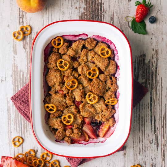 Brezeliger Pfirsich-Beeren Crumble