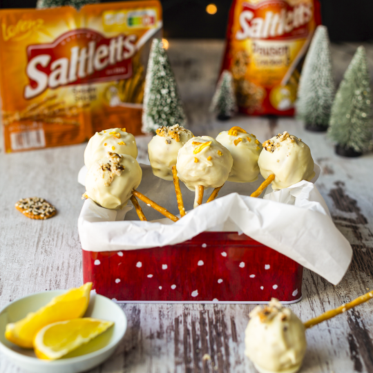 Orangen-Cake-Pops mit Sesamstangen