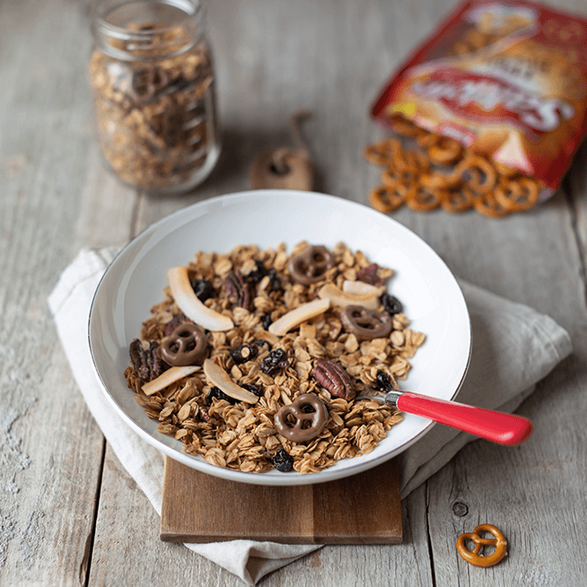 Kokos-Granola mit Mini-Salzbrezeln