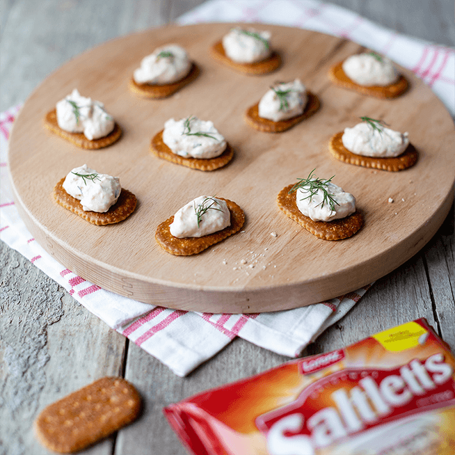 Lachs-Frischkäse-Cracker