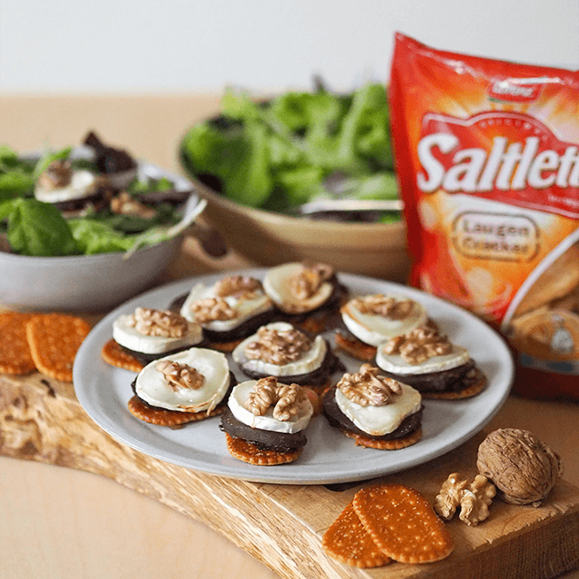 Laugencracker mit Ziegenkäse & roter Beete